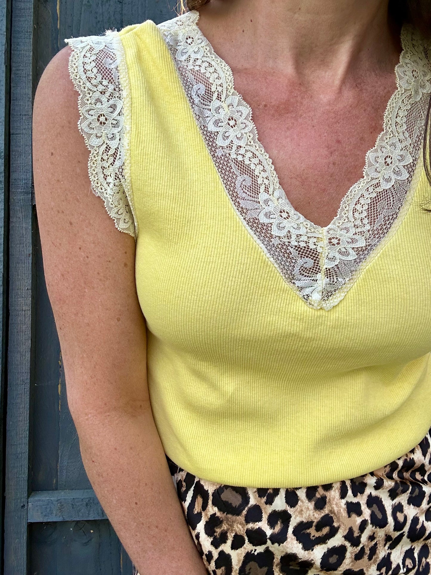 Faro lace trim vest - Lemon